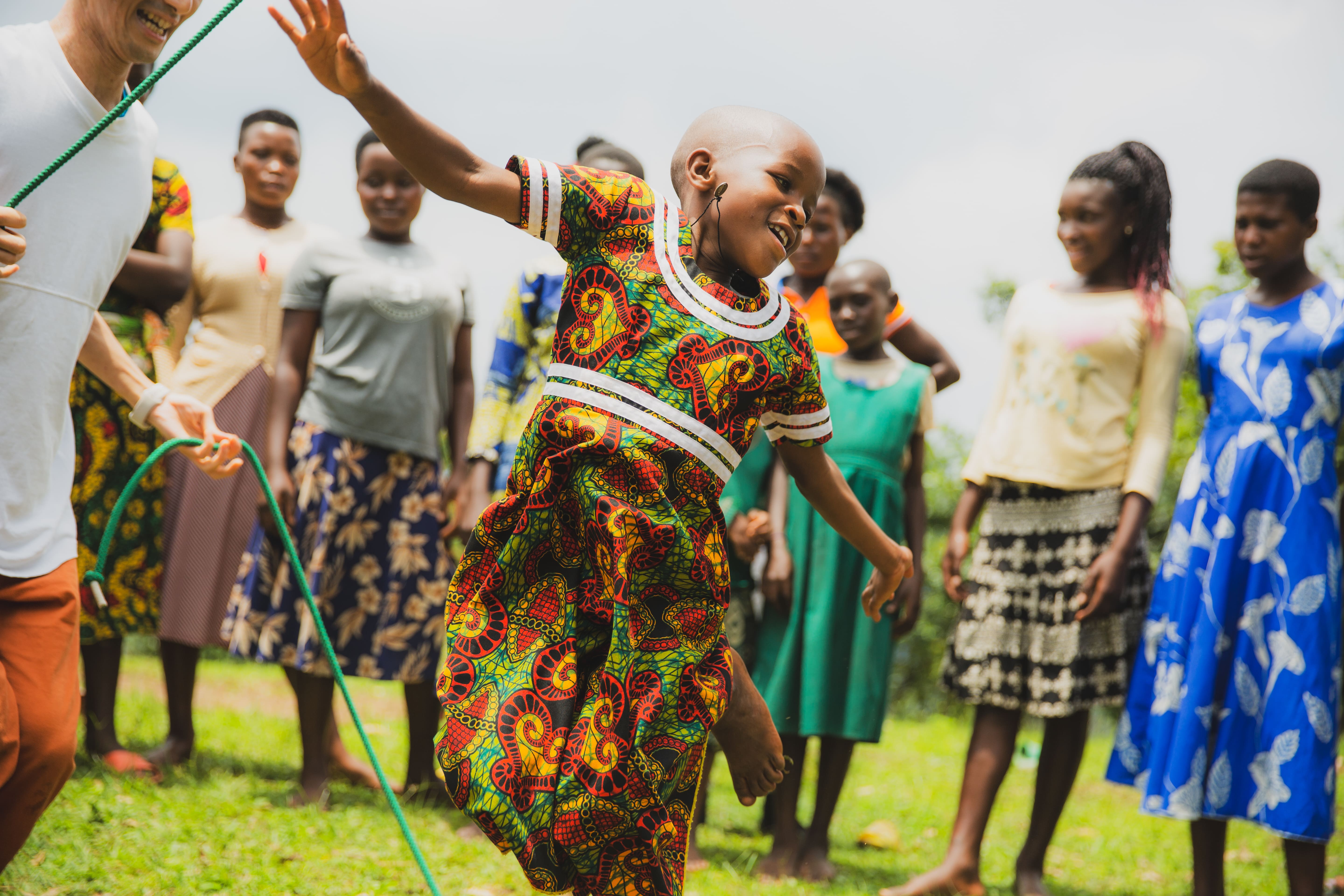 なわとびを持った少女